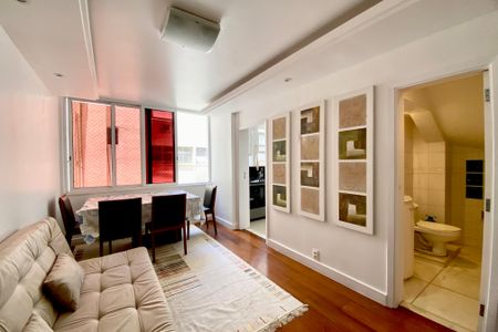 Sala  de apartamento à venda com 2 quartos, 100m² em Leblon, Rio de Janeiro