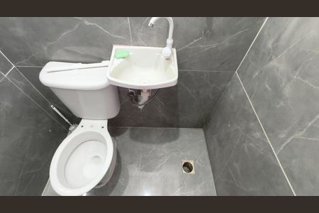 Banheiro  de kitnet/studio para alugar com 1 quarto, 21m² em Ipiranga, São Paulo