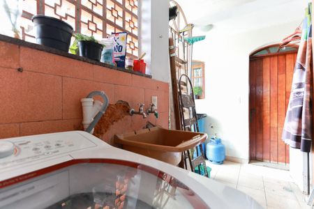 Casa à venda com 240m², 4 quartos e 3 vagasCasa 2 - Área de serviço