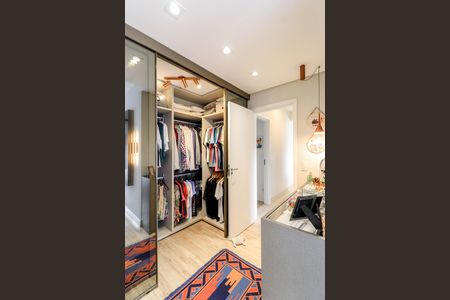 Apartamento à venda com 130m², 2 quartos e 3 vagas Apartamento à venda com 130m², 2 quartos e 3 vagasCloset da Suíte 1