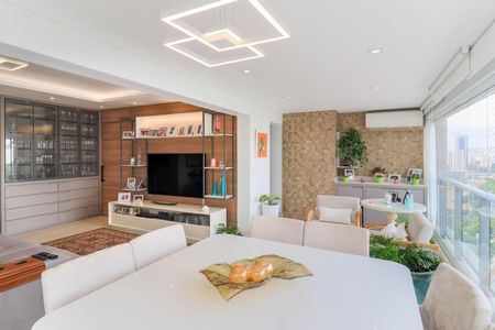 Apartamento à venda com 130m², 2 quartos e 3 vagas Apartamento à venda com 130m², 2 quartos e 3 vagasVaranda