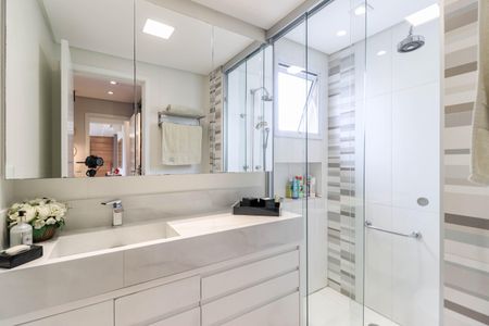 Apartamento à venda com 130m², 2 quartos e 3 vagas Apartamento à venda com 130m², 2 quartos e 3 vagasBanheiro da Suíte 1