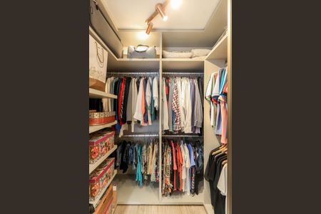 Apartamento à venda com 130m², 2 quartos e 3 vagas Apartamento à venda com 130m², 2 quartos e 3 vagasCloset da Suíte 1