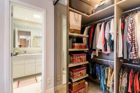 Apartamento à venda com 130m², 2 quartos e 3 vagas Apartamento à venda com 130m², 2 quartos e 3 vagasCloset da Suíte 1