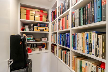 Apartamento à venda com 130m², 2 quartos e 3 vagas Apartamento à venda com 130m², 2 quartos e 3 vagasCloset do Escritório