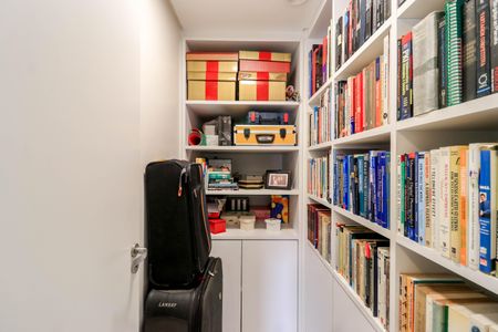 Apartamento à venda com 130m², 2 quartos e 3 vagas Apartamento à venda com 130m², 2 quartos e 3 vagasCloset do Escritório