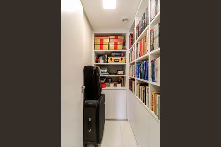 Apartamento à venda com 130m², 2 quartos e 3 vagas Apartamento à venda com 130m², 2 quartos e 3 vagasCloset do Escritório