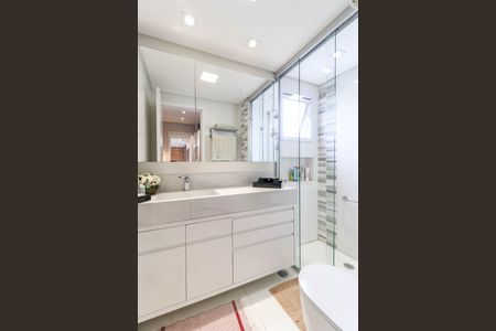 Apartamento à venda com 130m², 2 quartos e 3 vagas Apartamento à venda com 130m², 2 quartos e 3 vagasBanheiro da Suíte 1