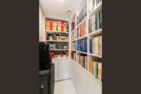 Apartamento à venda com 130m², 2 quartos e 3 vagas Apartamento à venda com 130m², 2 quartos e 3 vagasCloset do Escritório