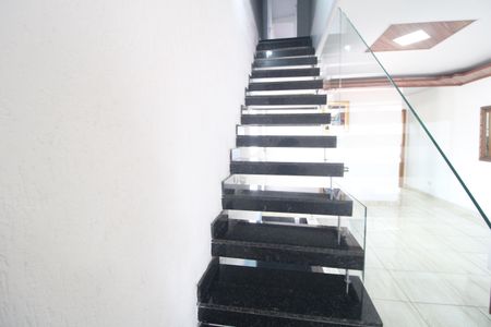 Casa à venda com 300m², 3 quartos e 2 vagasEscada