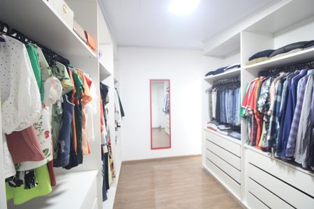 Casa à venda com 300m², 3 quartos e 2 vagasCloset da suíte