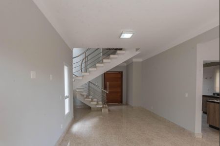 Casa de condomínio para alugar com 277m², 4 quartos e 4 vagas Casa de condomínio para alugar com 277m², 4 quartos e 4 vagasSala