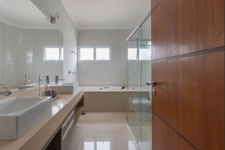 Casa de condomínio para alugar com 277m², 4 quartos e 4 vagas Casa de condomínio para alugar com 277m², 4 quartos e 4 vagasBanheiro da Suíte 1