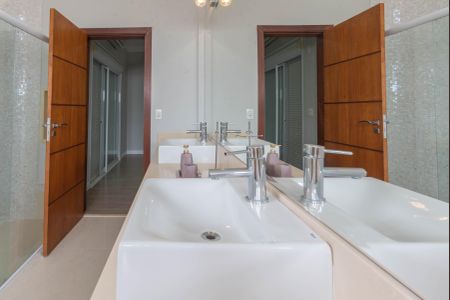 Casa de condomínio para alugar com 277m², 4 quartos e 4 vagas Casa de condomínio para alugar com 277m², 4 quartos e 4 vagasBanheiro da Suíte 1