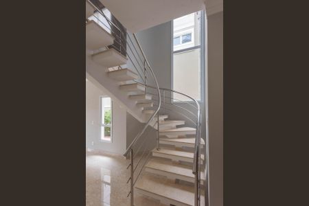 Casa de condomínio para alugar com 277m², 4 quartos e 4 vagas Casa de condomínio para alugar com 277m², 4 quartos e 4 vagasEscada