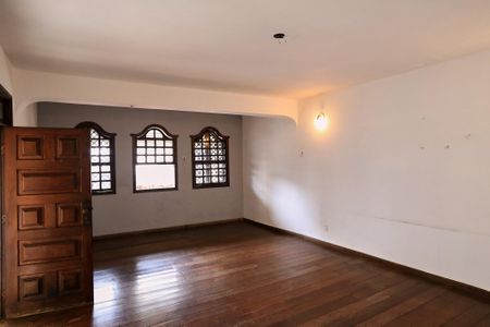 Sala de casa à venda com 7 quartos, 400m² em Sagrada Família, Belo Horizonte