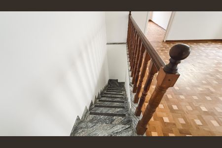 Casa para alugar com 200m², 3 quartos e 1 vagaEscada