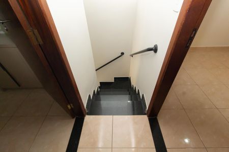 Casa de condomínio à venda com 55m², 2 quartos e 2 vagas Casa de condomínio à venda com 55m², 2 quartos e 2 vagasEscada