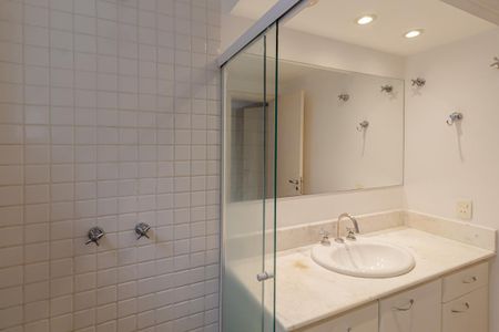 Apartamento para alugar com 120m², 2 quartos e 1 vaga Apartamento para alugar com 120m², 2 quartos e 1 vagaBanheiro da Suíte 1