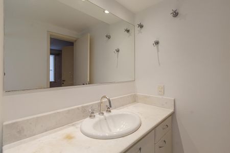 Apartamento para alugar com 120m², 2 quartos e 1 vaga Apartamento para alugar com 120m², 2 quartos e 1 vagaBanheiro da Suíte 1