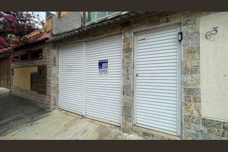 Casa à venda com 220m², 3 quartos e 2 vagas Casa à venda com 220m², 3 quartos e 2 vagasPlaquinha