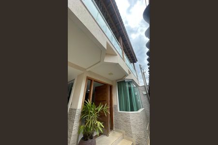 Casa à venda com 220m², 3 quartos e 2 vagas Casa à venda com 220m², 3 quartos e 2 vagasFachada