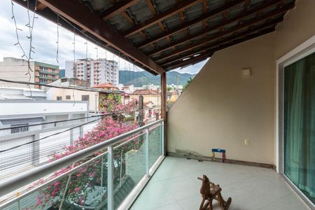 Casa à venda com 220m², 3 quartos e 2 vagasVaranda Suíte 1 e 2