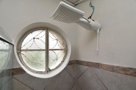 Banheiro de kitnet/studio para alugar com 1 quarto, 32m² em São Francisco, Curitiba