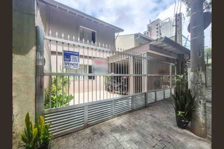 Casa à venda com 141m², 4 quartos e 3 vagas Casa à venda com 141m², 4 quartos e 3 vagasFachada