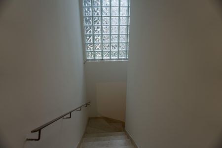 Casa para alugar com 160m², 2 quartos e 1 vagaEscada Sala / Suítes