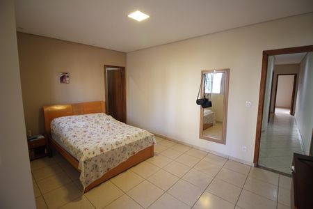 Casa à venda com 350m², 5 quartos e 2 vagasQuarto 1