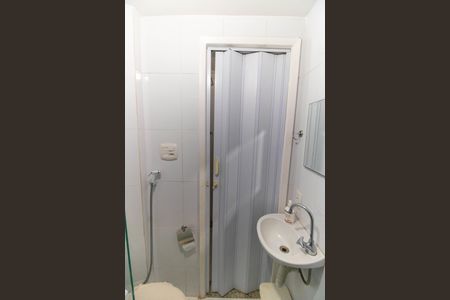 Banheiro de kitnet/studio para alugar com 1 quarto, 30m² em Centro, Niterói