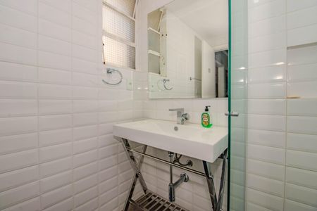 Banheiro de apartamento à venda com 1 quarto, 55m² em Vila Ipiranga, Porto Alegre