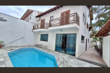 Casa à venda com 380m², 4 quartos e 6 vagas