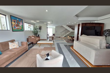 Casa à venda com 380m², 4 quartos e 6 vagas