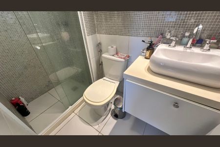 Apartamento à venda com 110m², 3 quartos e 2 vagasBanheiro quarto 1