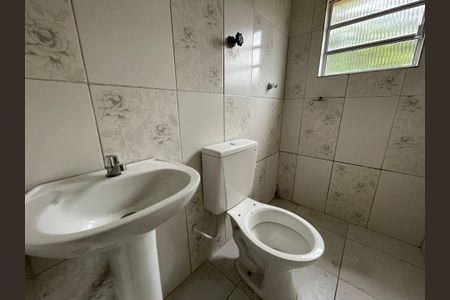 Banheiro de kitnet/studio para alugar com 1 quarto, 27m² em Jardim Marilu, Cotia