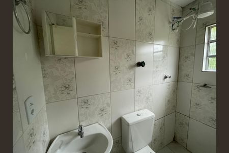Banheiro de kitnet/studio para alugar com 1 quarto, 27m² em Jardim Marilu, Cotia