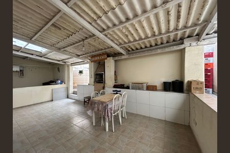 Casa à venda com 170m², 3 quartos e 2 vagas Casa à venda com 170m², 3 quartos e 2 vagasChurrasqueira