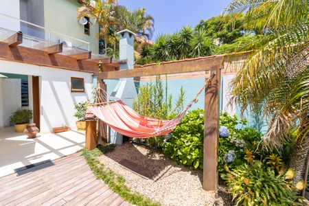 Quintal de casa à venda com 3 quartos, 154m² em Campo Novo, Porto Alegre