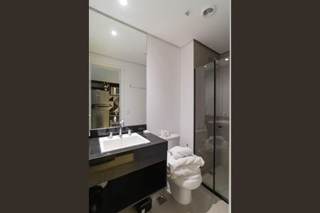 Banheiro de kitnet/studio para alugar com 1 quarto, 25m² em Pompeia, São Paulo