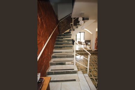 Escada de casa para alugar com 6 quartos, 350m² em Nonoai, Porto Alegre