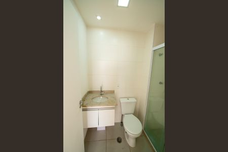 Banheiro de apartamento para alugar com 1 quarto, 48m² em Jardim Tupanci, Barueri