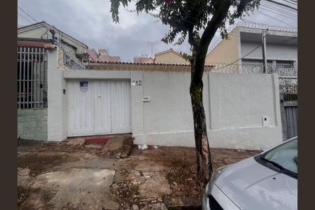 Casa para alugar com 238m², 3 quartos e 1 vaga Casa para alugar com 238m², 3 quartos e 1 vagaFachada