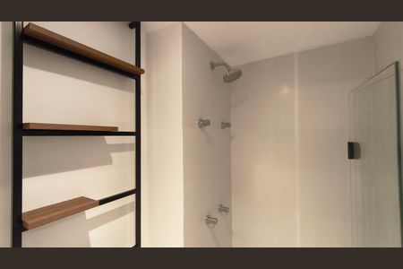 Banheiro de kitnet/studio para alugar com 1 quarto, 24m² em Chácara Klabin, São Paulo