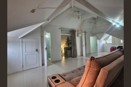 Casa de condomínio para alugar com 400m², 5 quartos e 3 vagasSótão 