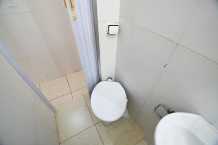 Banheiro de kitnet/studio para alugar com 1 quarto, 23m² em Cidade Universitária, Campinas