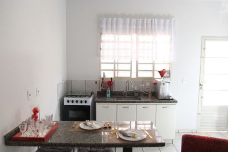 Sala e Cozinha de casa para alugar com 1 quarto, 34m² em Vila Jardim São Judas Tadeu, Goiânia