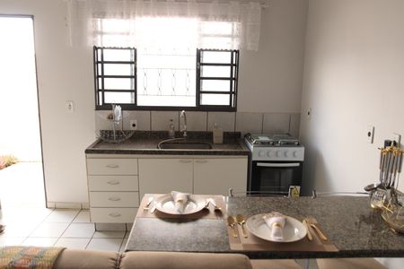 Sala e Cozinha de casa para alugar com 1 quarto, 34m² em Vila Jardim São Judas Tadeu, Goiânia