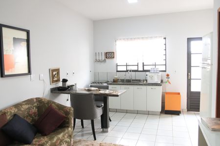 Sala e Cozinha de casa para alugar com 1 quarto, 34m² em Vila Jardim São Judas Tadeu, Goiânia